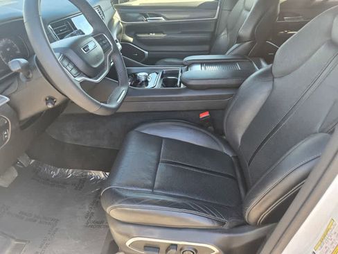 Used 2024 Jeep Wagoneer L Series II image 17