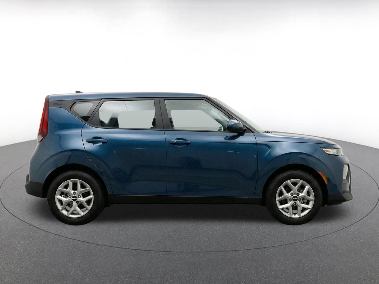 Used 2025 Kia Soul LX w/ LX Technology Package FWD image 13