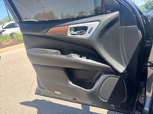 Used 2019 Nissan Pathfinder Platinum AWD/4WD image 10