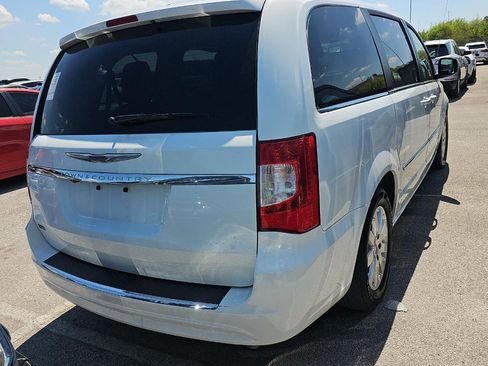 Used 2015 Chrysler Town & Country Touring image 4