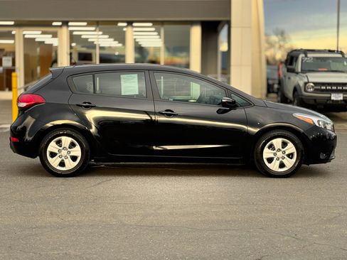 Used 2017 Kia Forte LX image 3