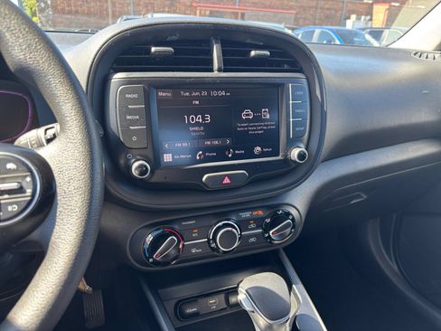 Used 2024 Kia Soul LX w/ Option Group 015 FWD image 17