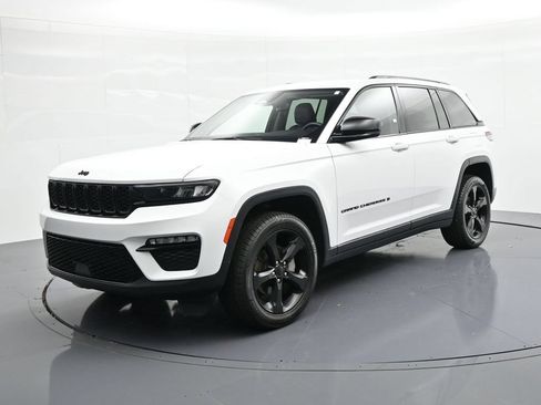 Used 2023 Jeep Grand Cherokee Limited w/ Black Appearance Package AWD/4WD image 6