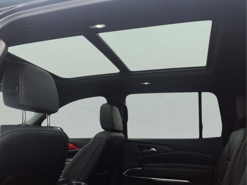 Used 2024 Chevrolet Traverse RS image 25