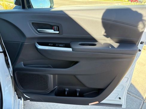 Used 2025 Toyota Sienna Platinum image 30