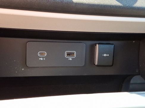 Used 2023 Land Rover Defender 110 X-Dynamic SE image 25