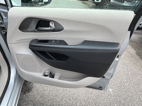 Used 2024 Chrysler Pacifica Touring-L FWD image 18