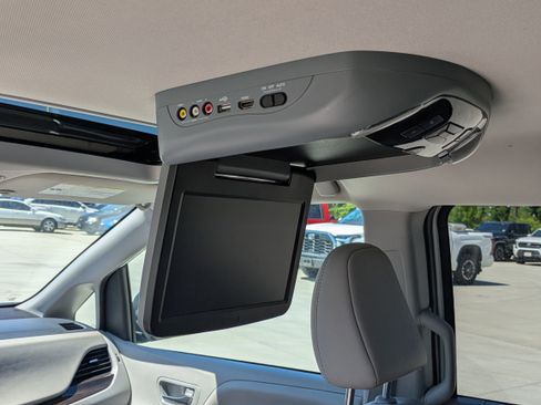 Used 2020 Toyota Sienna XLE w/ XLE Navigation Package FWD image 15