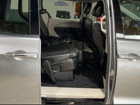 Used 2020 Chrysler Pacifica Limited image 12