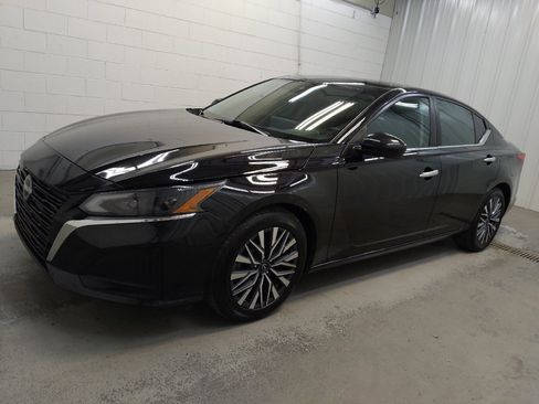 Used 2023 Nissan Altima 2.5 SV w/ SV Premium Package FWD image 2