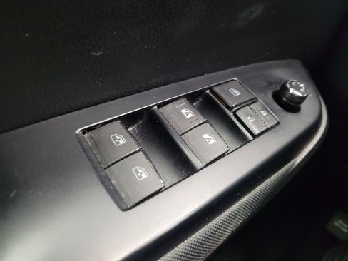 Used 2019 Toyota Highlander LE image 27