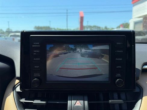 Used 2019 Toyota RAV4 LE FWD image 13