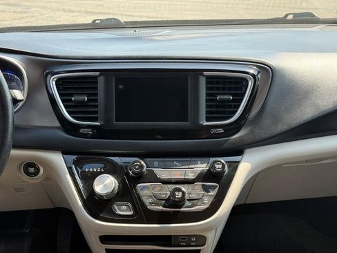 Used 2020 Chrysler Pacifica Touring FWD image 14