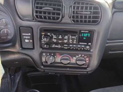 Used 2001 Chevrolet S10 Pickup LS w/ Preferred Equipment Group image 11