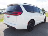 New 2024 Chrysler Pacifica Limited w/ Uconnect Theater Family Group image 5