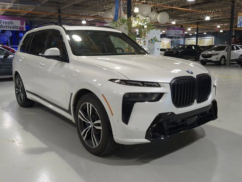 Used 2025 BMW X7 xDrive40i w/ M Sport Package image 4