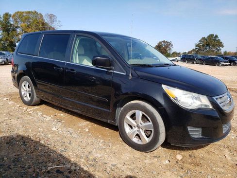 Used 2010 Volkswagen Routan SE FWD image 3