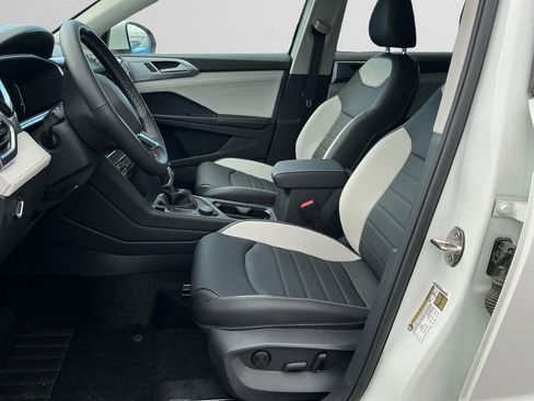 New 2025 Volkswagen Taos SEL image 9