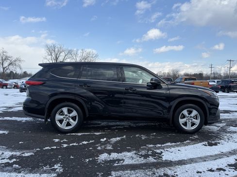 Used 2020 Toyota Highlander LE image 11