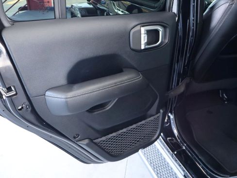 Used 2019 Jeep Wrangler Unlimited Sahara w/ Uconnect 4C Nav & Sound Group AWD/4WD image 29