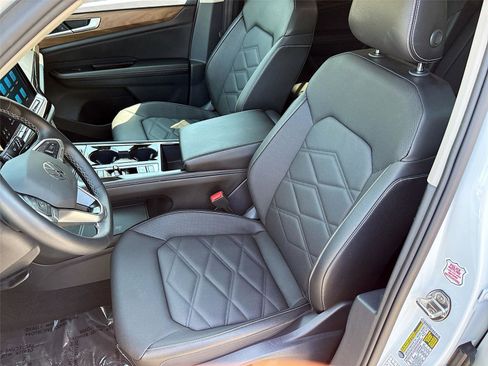 Used 2025 Volkswagen Atlas SE image 21