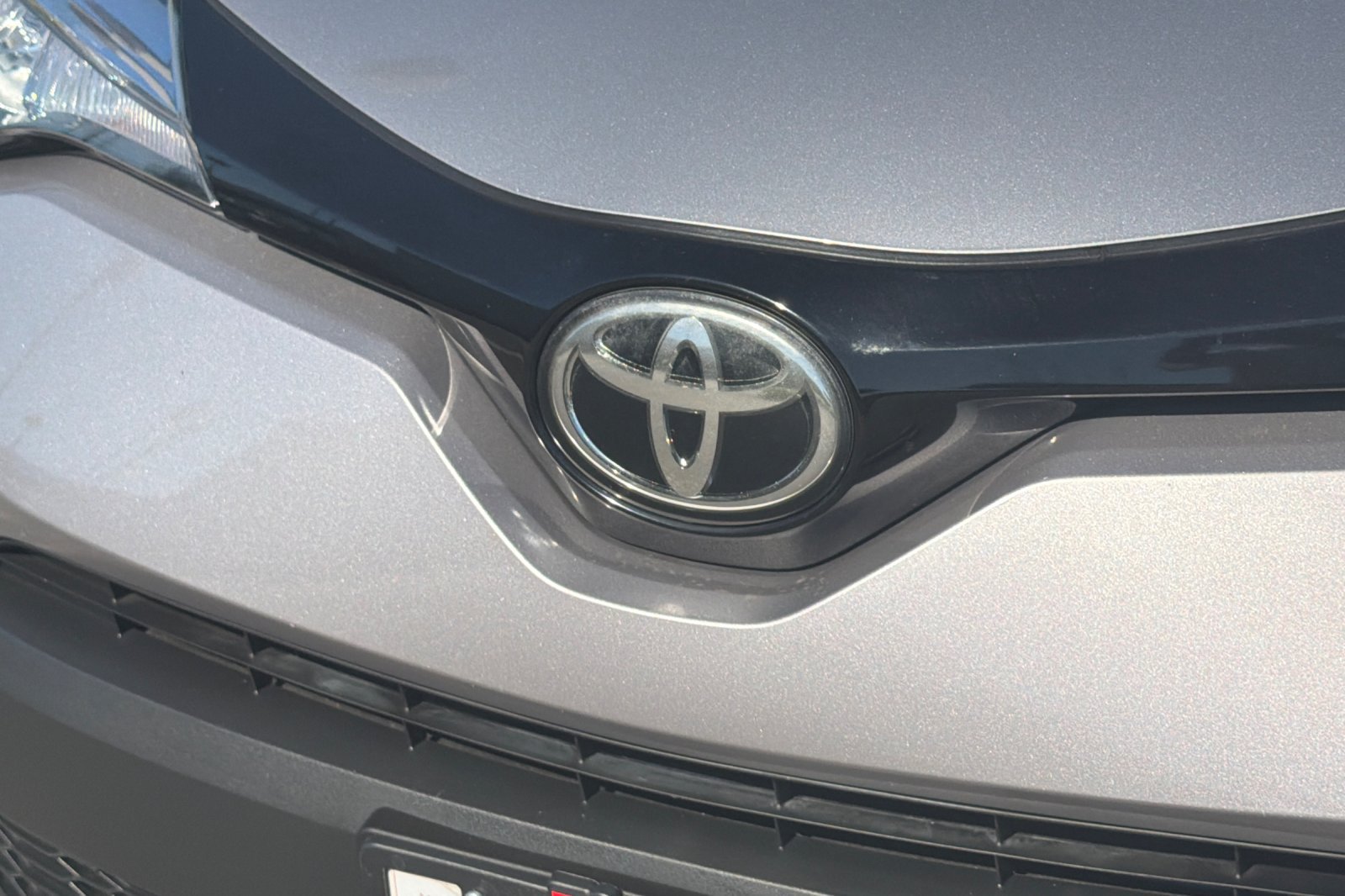 Used 2020 Toyota C-HR XLE FWD image 38