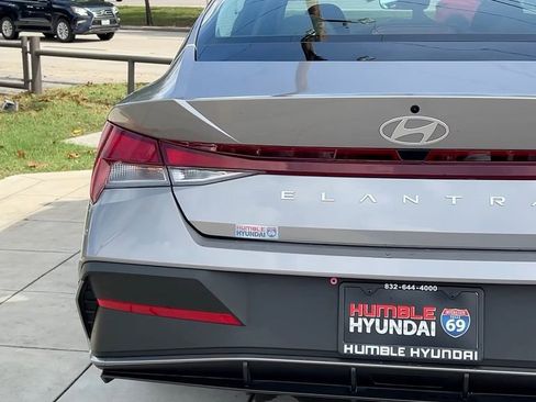 Certified 2025 Hyundai Elantra SE image 19