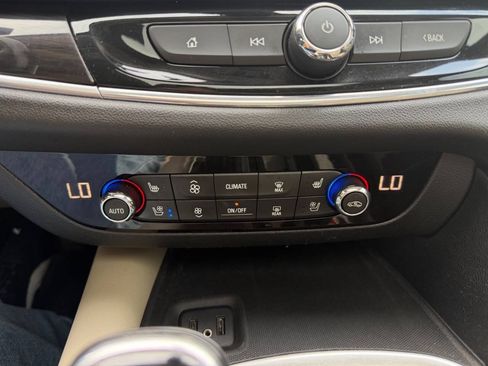 Used 2019 Buick Enclave Premium w/ Experience Buick Package FWD image 34