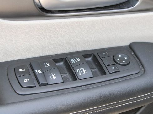 Used 2024 Chrysler Pacifica Touring-L image 22