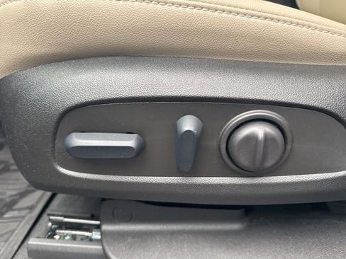 Used 2023 Chevrolet Traverse LT w/ LT Premium Package image 17