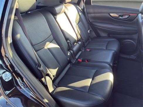 Used 2018 Nissan Rogue SL w/ Premium Package image 18