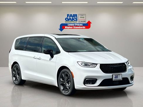 New 2026 Chrysler Pacifica Select image 1