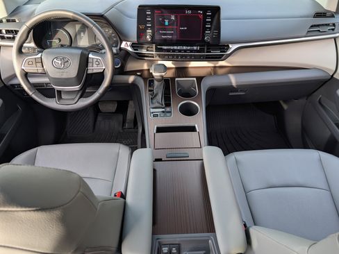 Used 2023 Toyota Sienna XLE image 24