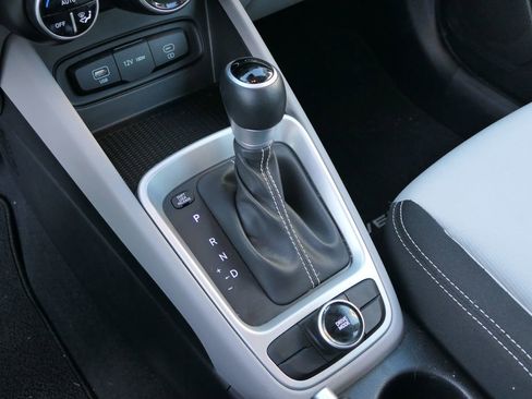 Used 2025 Hyundai Venue SEL image 21