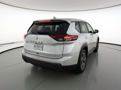 Used 2025 Nissan Rogue SV image 9