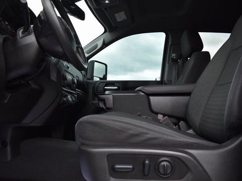 Used 2023 Chevrolet Silverado 2500 Custom w/ Custom Value Package image 7