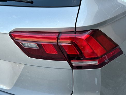 Used 2021 Volkswagen Tiguan SE w/ Panoramic Sunroof Package image 26