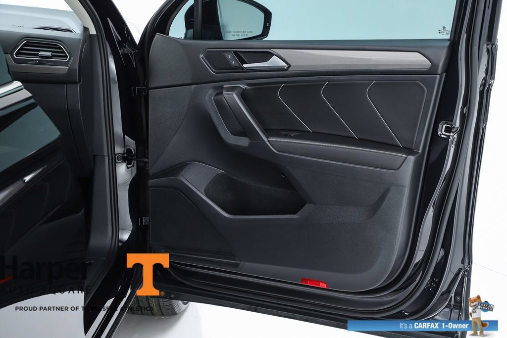 Used 2023 Volkswagen Tiguan SE w/ Panoramic Sunroof Package FWD image 31