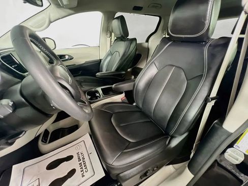 Used 2024 Chrysler Pacifica Touring-L FWD image 21