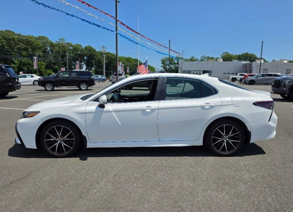 Used 2024 Toyota Camry SE w/ Cold Weather Package FWD image 2