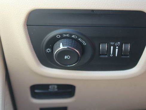 Used 2022 Jeep Grand Cherokee Limited image 18