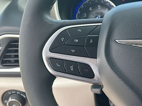 Used 2024 Chrysler Pacifica Touring-L FWD image 27