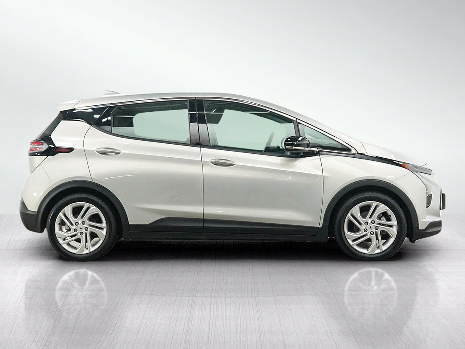 Used 2023 Chevrolet Bolt LT w/ Driver Confidence Package FWD image 6