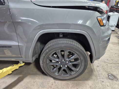 Used 2022 Jeep Grand Cherokee Laredo X AWD/4WD image 4