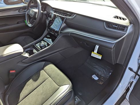New 2025 Jeep Grand Cherokee Altitude RWD image 37