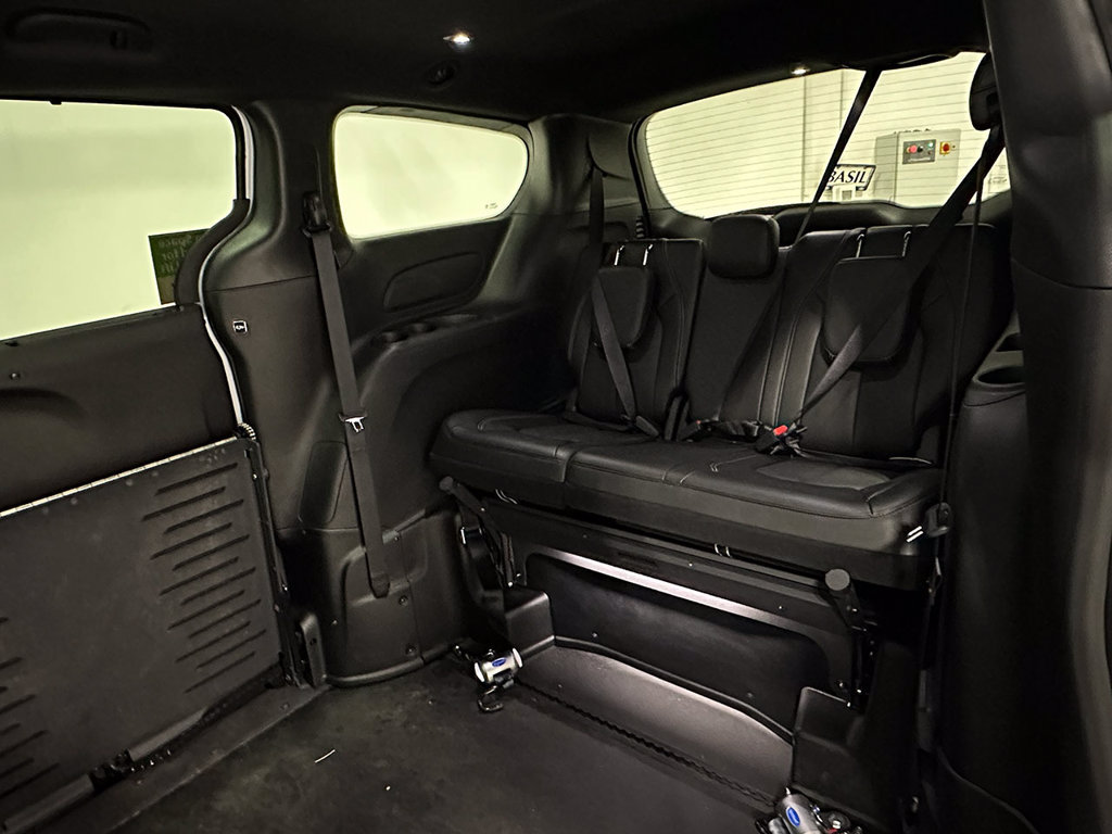 Used 2025 Chrysler Pacifica Select FWD image 13