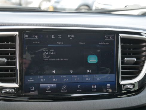 Used 2024 Chrysler Pacifica Touring-L image 22