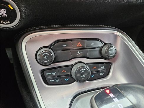 Used 2015 Dodge Challenger SXT image 20
