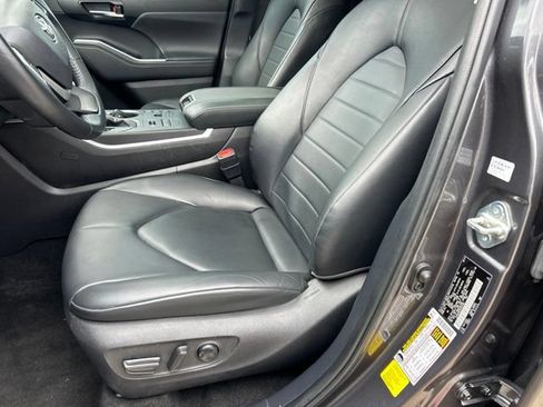 Used 2024 Toyota Highlander XLE AWD/4WD image 15