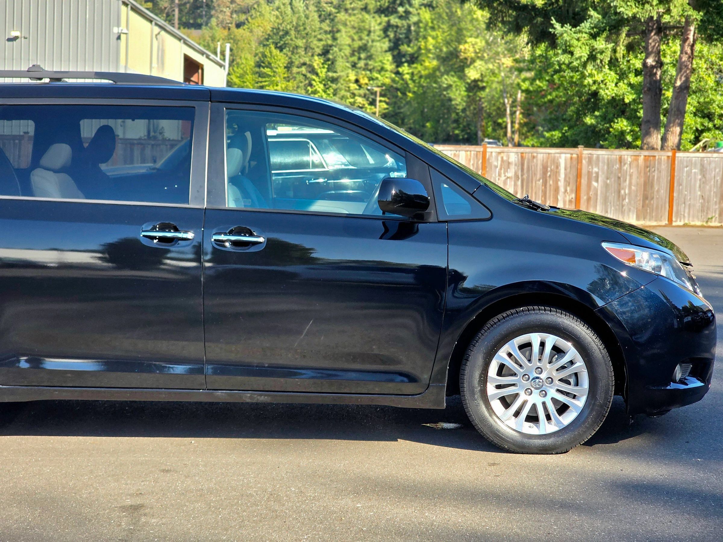 Used 2017 Toyota Sienna XLE w/ XLE Navigation Package FWD image 14